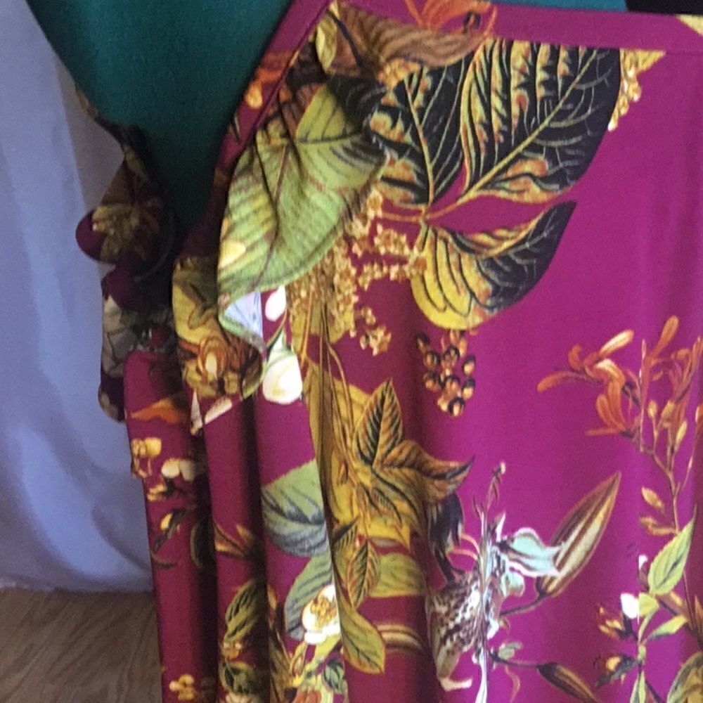 Boldly flowered dress with long sleeves, cold shoulder style in size large - Picture 8 of 14
